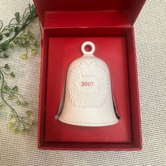 Hallmark Porcelain Dated Bell 2007 Collector’s Ornament Wreath Christmas NEW - Picture 3 of 9